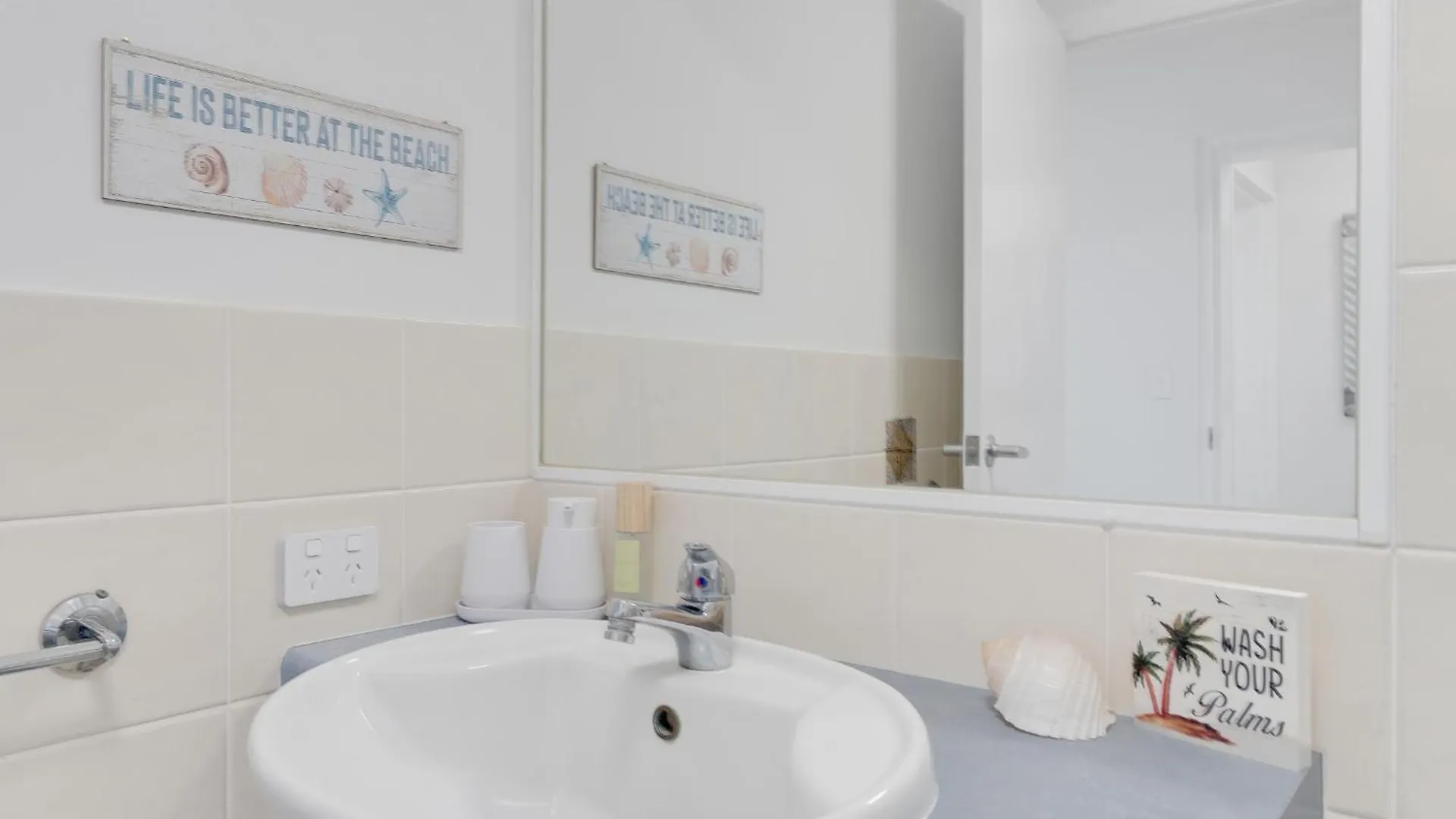 Waterfront 1-Bedroom Retreat With Stunning Views Gold Coast 0*,
